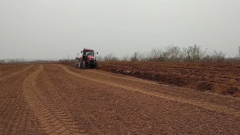 Tractor LK1204 en proceso de arado 