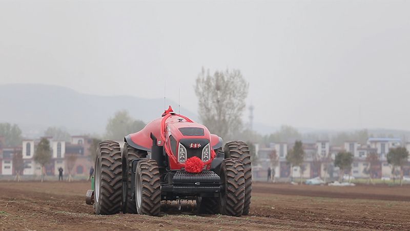 El tractor sin conductor de vanguardia de YTO