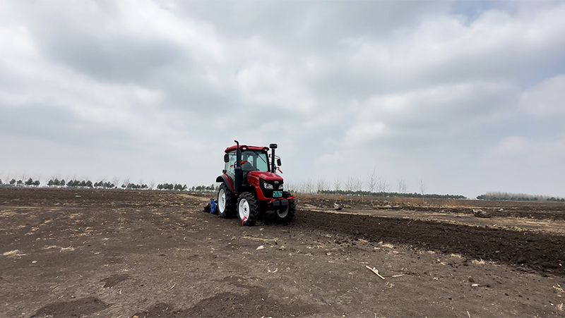 Tractor con cabina de nuevo diseño MF704-7